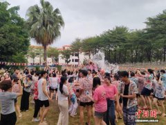 广西华侨学校中外师生欢庆泼水节